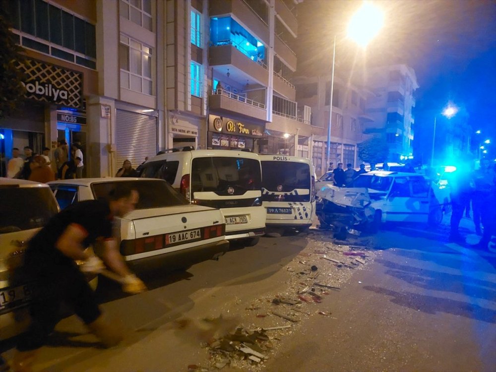 Çorum'da otomobil park halindeki polis aracına çarptı, 1'i polis 3 kişi yaralandı