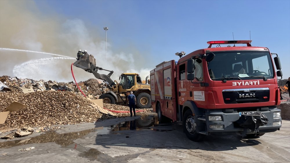 Geri dönüşüm fabrikasında çıkan yangını söndürme eylemleri devam ediyor