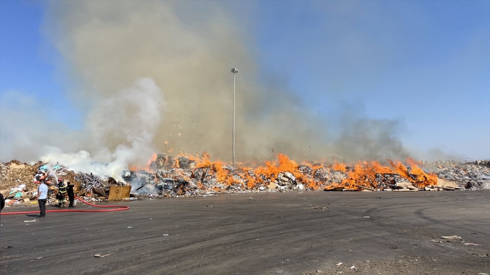 Geri dönüşüm fabrikasında çıkan yangını söndürme eylemleri devam ediyor