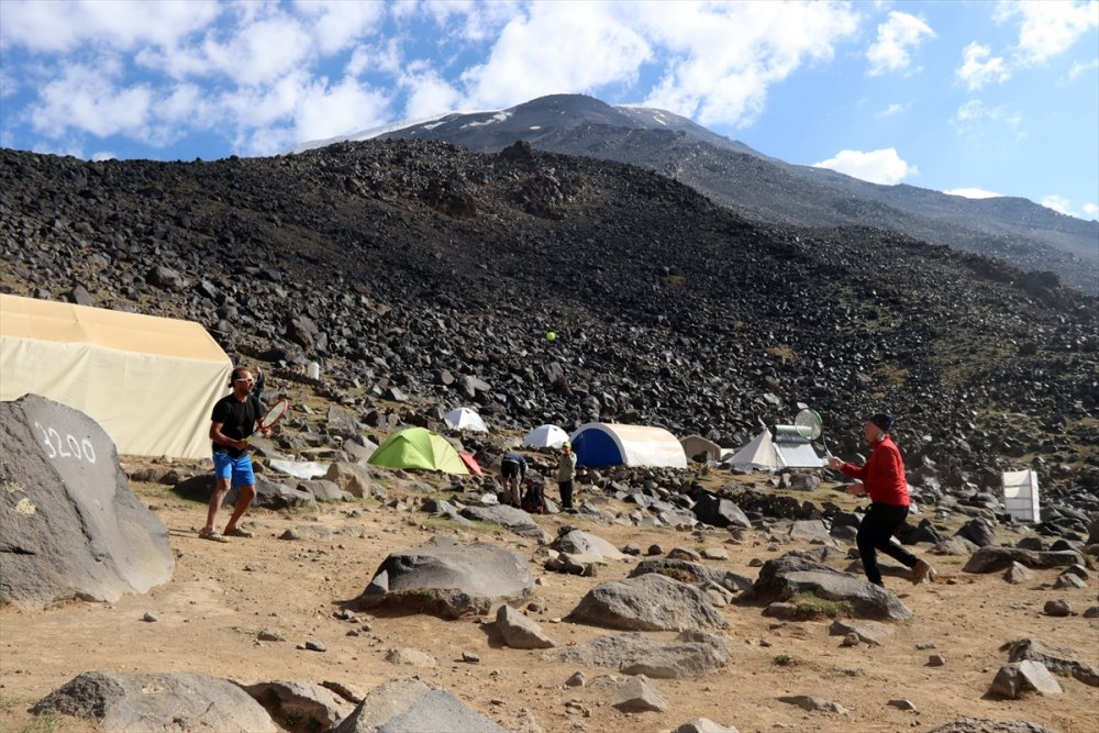 Sporcular Ağrı Dağında 3200 rakımda idman yaptı