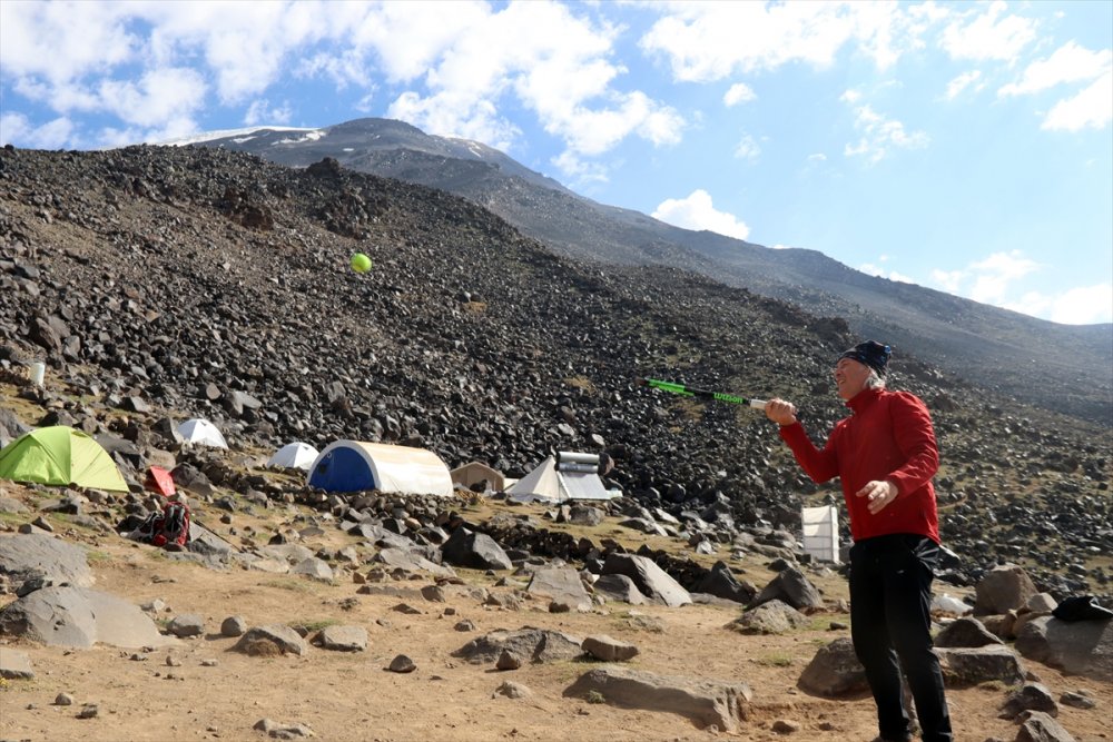 Sporcular Ağrı Dağında 3200 rakımda idman yaptı