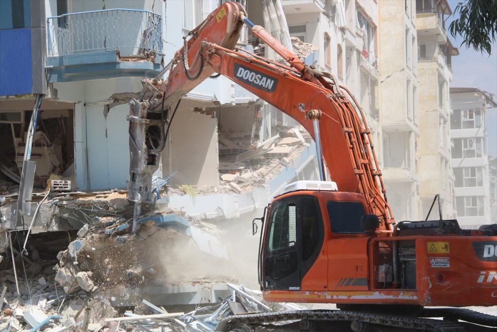 Hatay'da ağır hasarlı 6 bina kontrollü şekilde yıkıldı