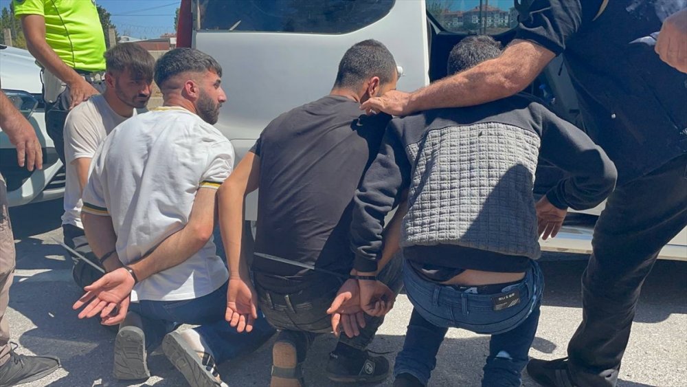 3 kişi mülteci kaçakçılığından gözaltına alındı