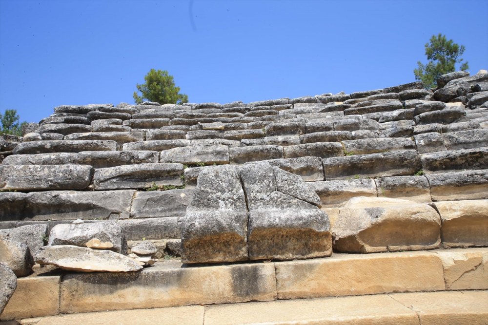 Antik Kenti'te deprem izlerine rastlandı
