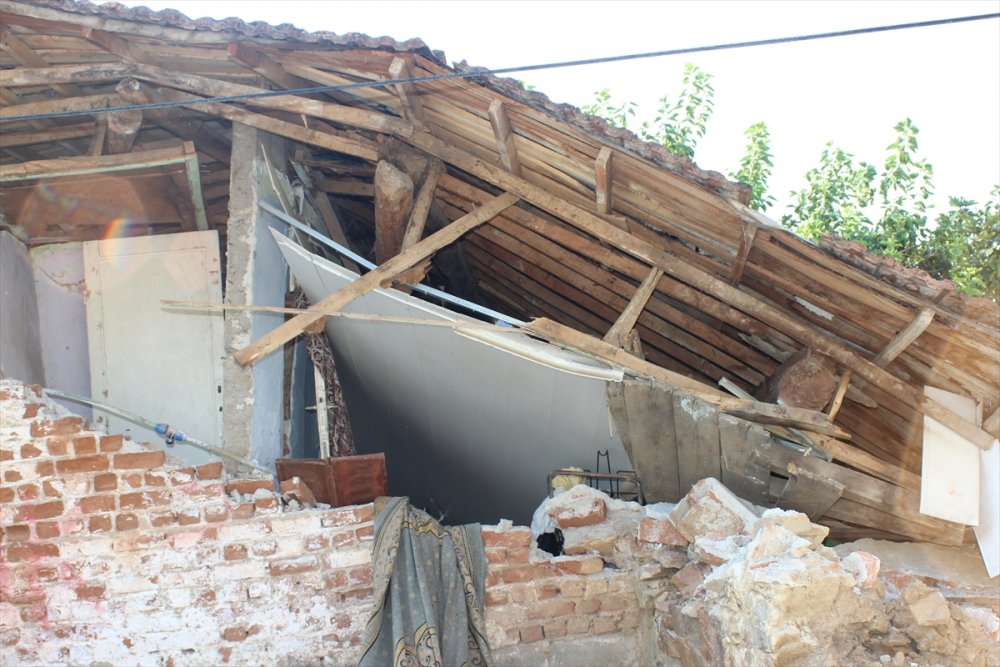 Çatı çöktü, 3 kişi yaralandı