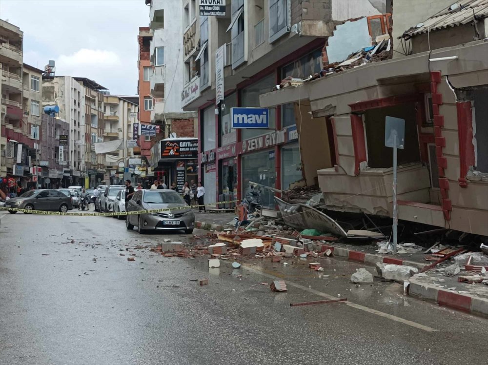 Hatay'da depremlerde hasar alan iki katlı bina çöktü