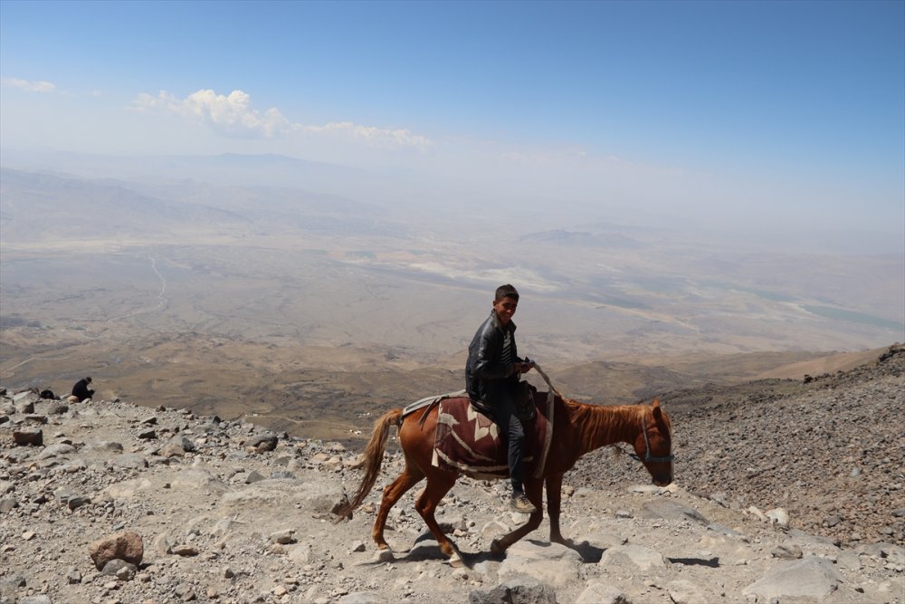Ağrı yerlileri, tırmanışçılara yardımcı oluyor