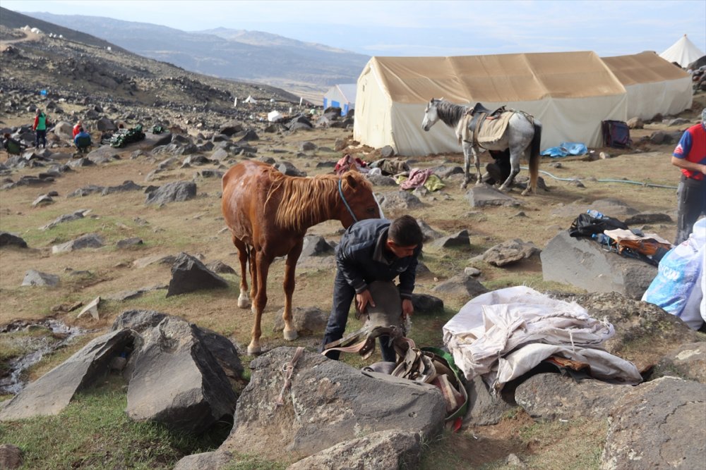 Ağrı yerlileri, tırmanışçılara yardımcı oluyor