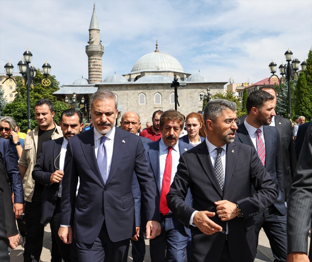 Dışişleri Bakanı Hakan Fidan, Erzurum'da esnaf ziyaretinde bulundu