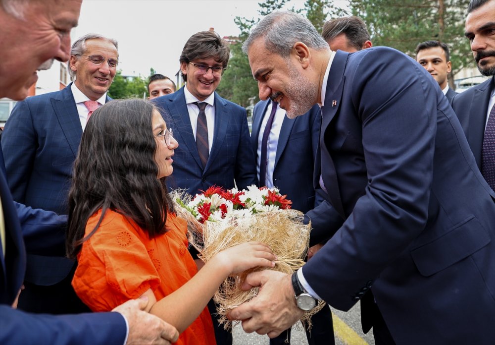 Dışişleri Bakanı Hakan Fidan, Erzurum'da esnaf ziyaretinde bulundu