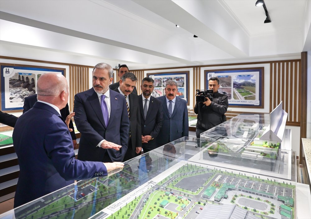 Dışişleri Bakanı Hakan Fidan, Erzurum'da esnaf ziyaretinde bulundu