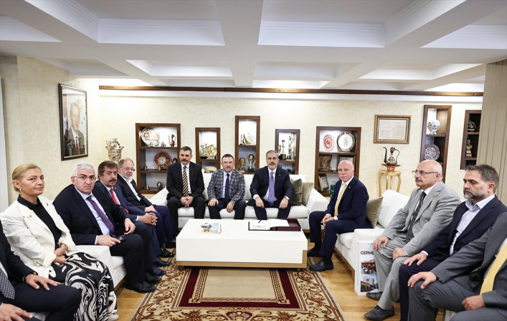 Dışişleri Bakanı Hakan Fidan, Erzurum'da esnaf ziyaretinde bulundu