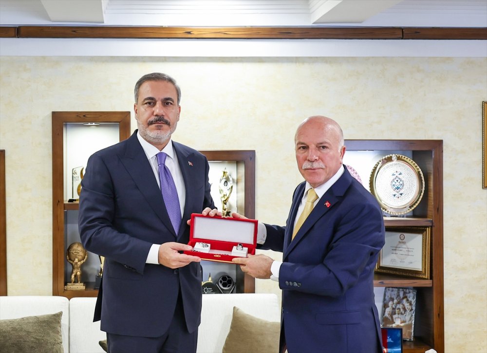 Dışişleri Bakanı Hakan Fidan, Erzurum'da esnaf ziyaretinde bulundu