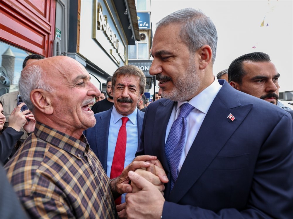 Dışişleri Bakanı Hakan Fidan, Erzurum'da esnaf ziyaretinde bulundu