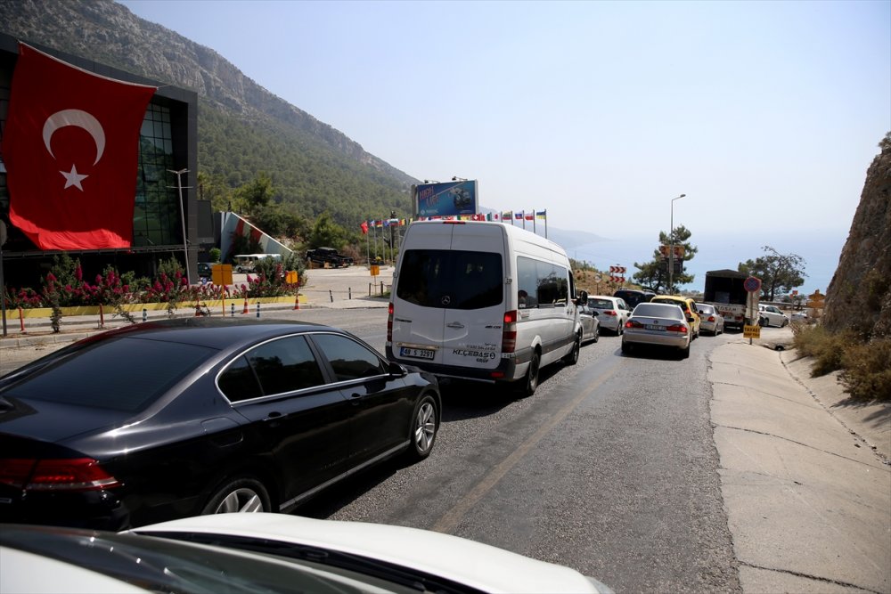 Ölü Deniz yolunda 5 kilometrelik araç kuyruğu