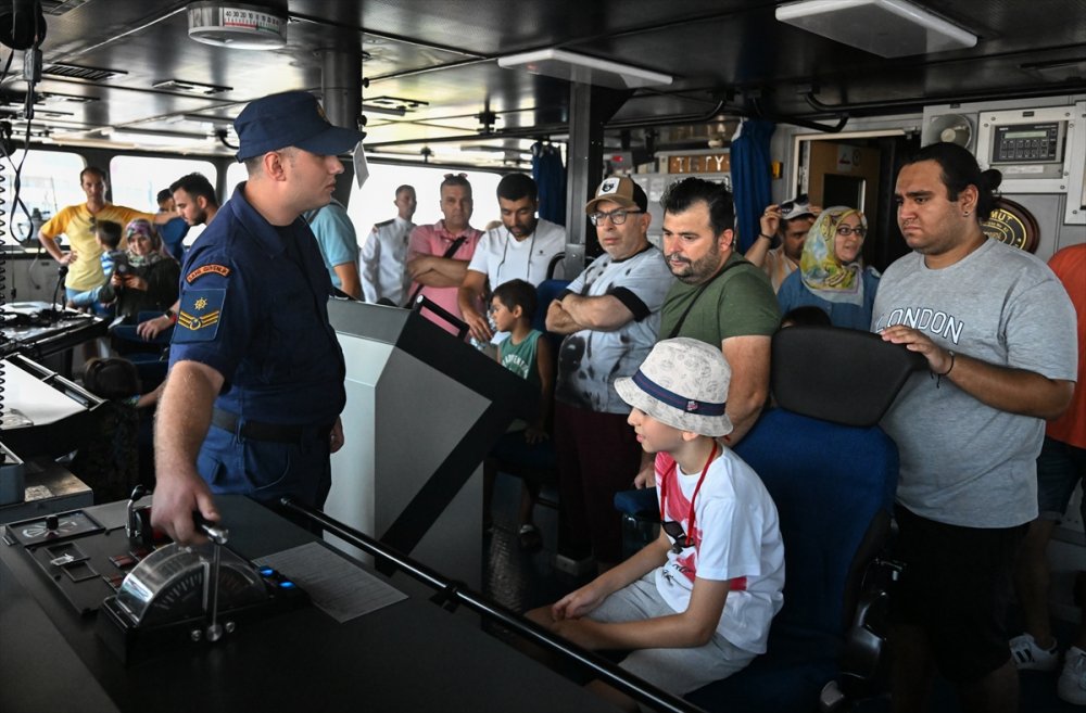 Ziyaretçiler Hayranlıkla İzliyorlar