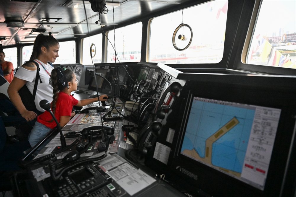 Ziyaretçiler Hayranlıkla İzliyorlar