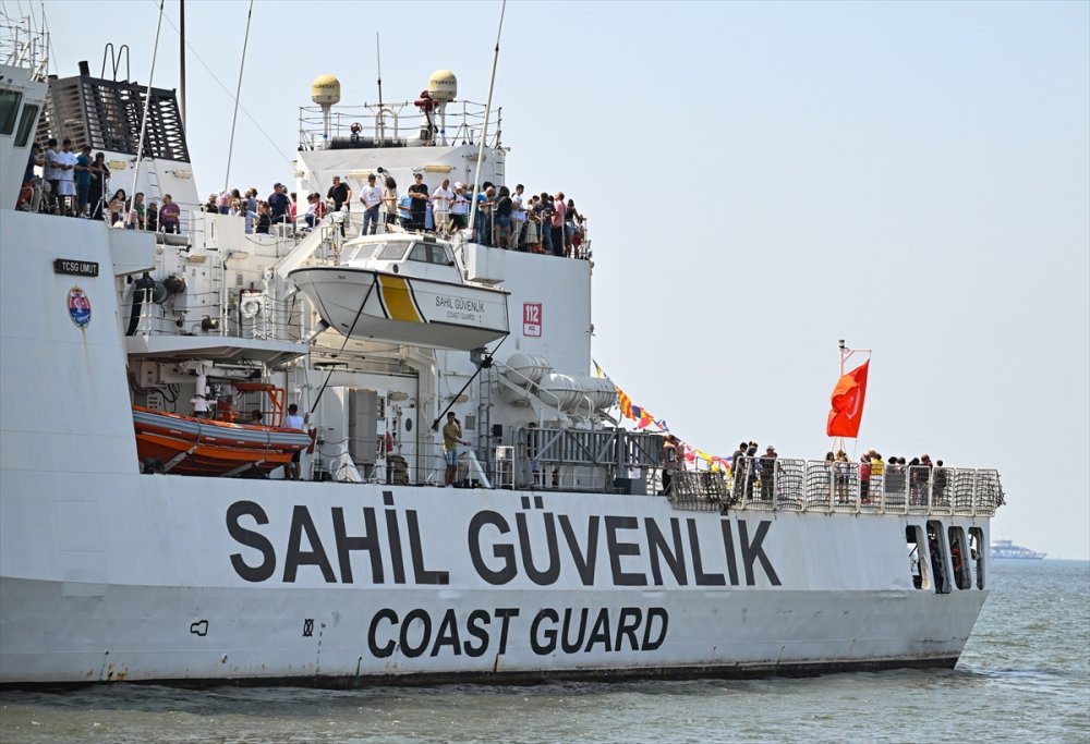 Ziyaretçiler Hayranlıkla İzliyorlar