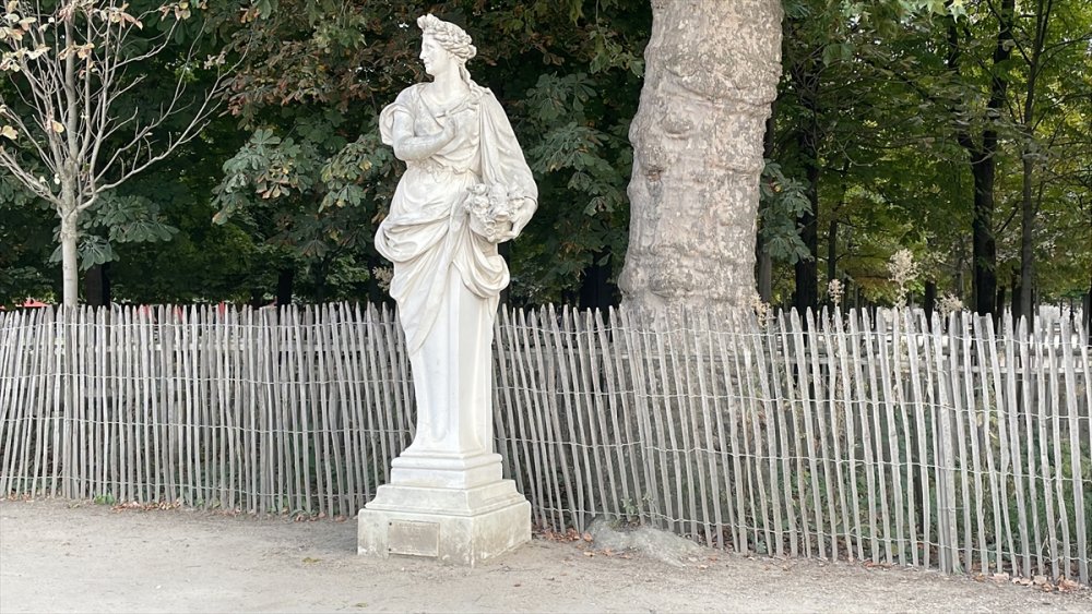 Paris'te Tuileries Bahçesi heykelleriyle bir açık hava müzesi