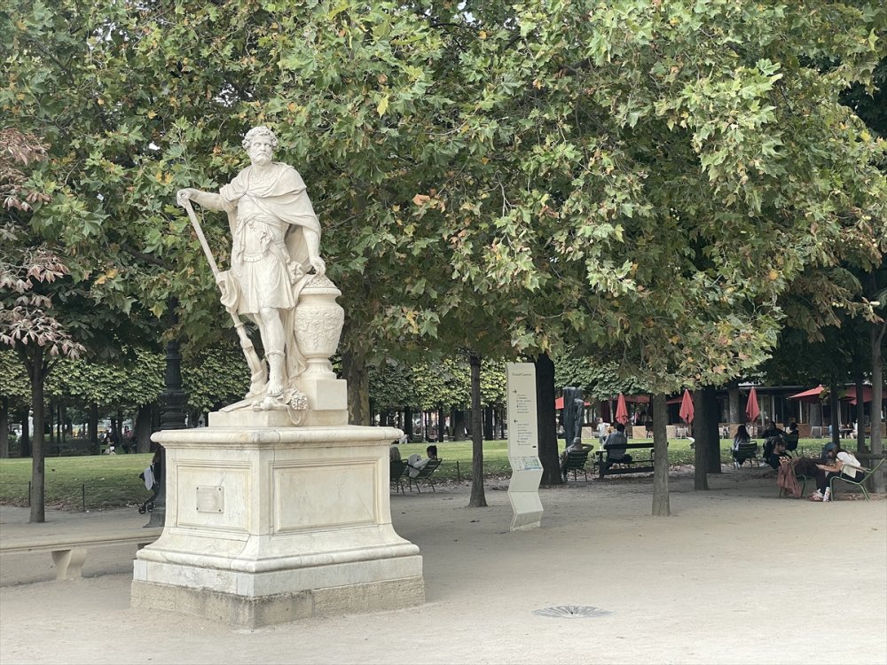 Paris'te Tuileries Bahçesi heykelleriyle bir açık hava müzesi