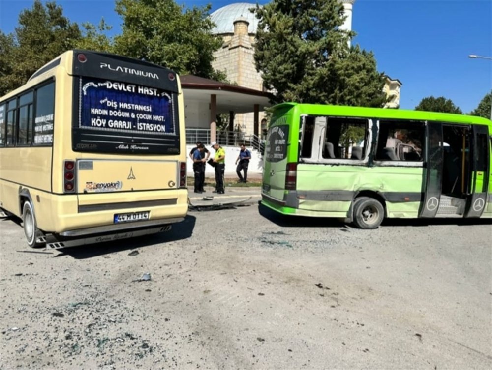 Şehir içi minibüsler çarpıştı, 8 kişi yaralandı