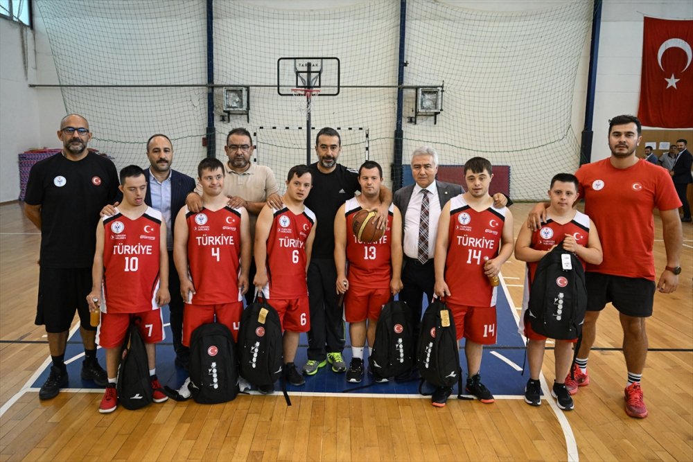 AK Parti Ankara İl Başkanı Özcan'dan Down Sendromlu Basketbol Milli Takımı'nı ziyaret etti