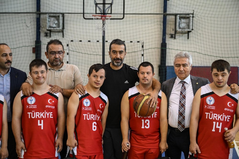 AK Parti Ankara İl Başkanı Özcan'dan Down Sendromlu Basketbol Milli Takımı'nı ziyaret etti