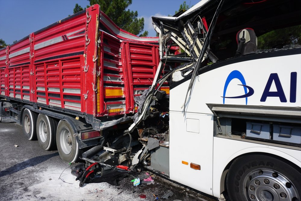 Otobüsle tırın çarpışması sonucu 12 kişi yaralandı, 2 kişi hayatını kaybetti