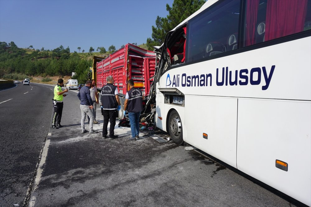 Otobüsle tırın çarpışması sonucu 12 kişi yaralandı, 2 kişi hayatını kaybetti