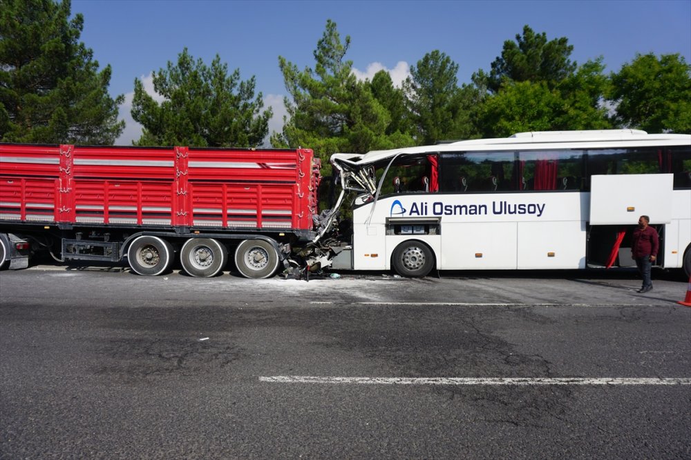 Otobüsle tırın çarpışması sonucu 12 kişi yaralandı, 2 kişi hayatını kaybetti