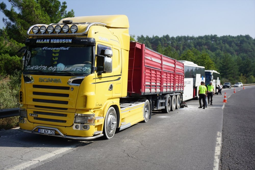 Otobüsle tırın çarpışması sonucu 12 kişi yaralandı, 2 kişi hayatını kaybetti