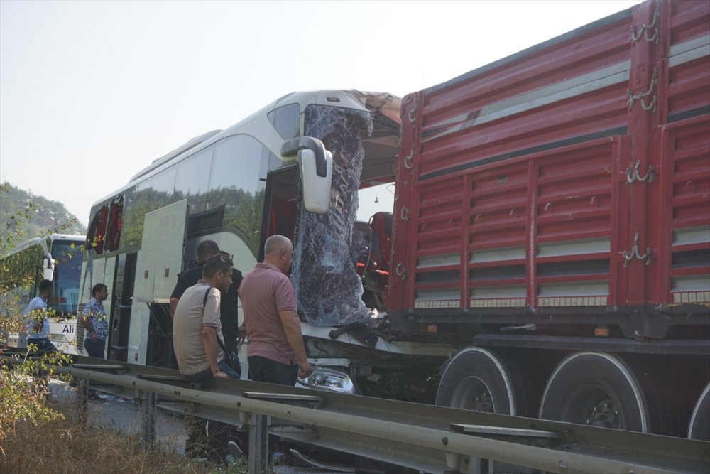 Otobüsle tırın çarpışması sonucu 12 kişi yaralandı, 2 kişi hayatını kaybetti