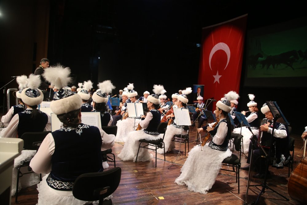 Tattimbet Akademik Halk Çalgıları Orkestrası konser verdi