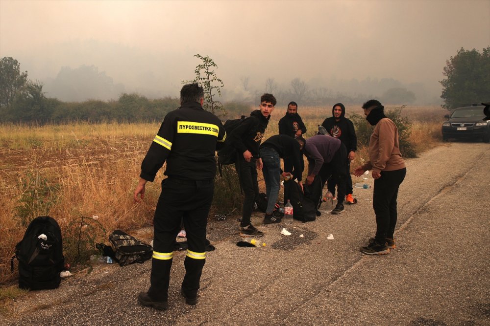 Yunanistan'a kaçan mülteciler, yangınlarda kapana kısıldı