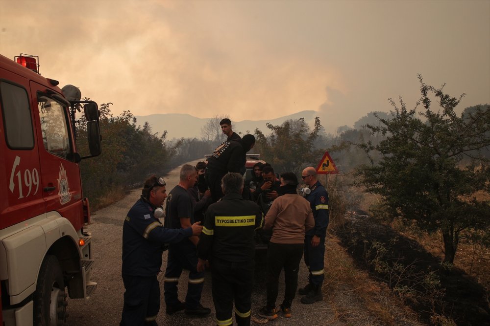 Yunanistan'a kaçan mülteciler, yangınlarda kapana kısıldı