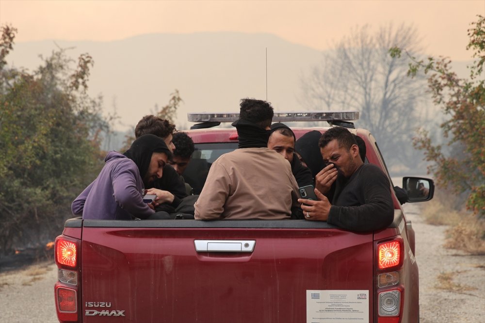 Yunanistan'a kaçan mülteciler, yangınlarda kapana kısıldı