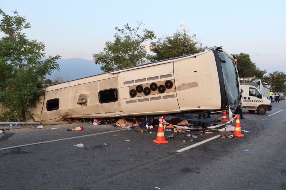 Denizli'de kum yüklü kamyonun çarptığı otobüsteki 6 kişi öldü