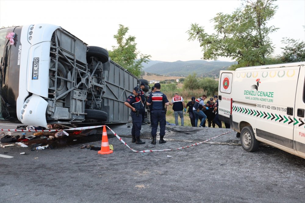 Denizli'de kum yüklü kamyonun çarptığı otobüsteki 6 kişi öldü