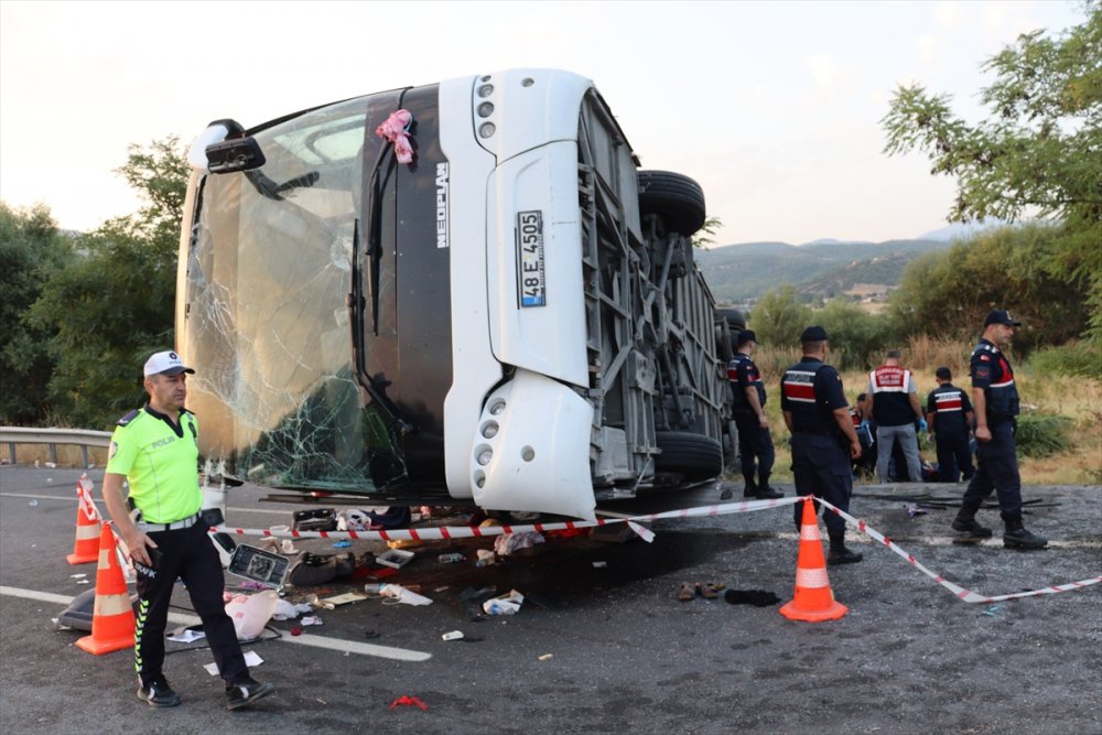 Denizli'de kum yüklü kamyonun çarptığı otobüsteki 6 kişi öldü