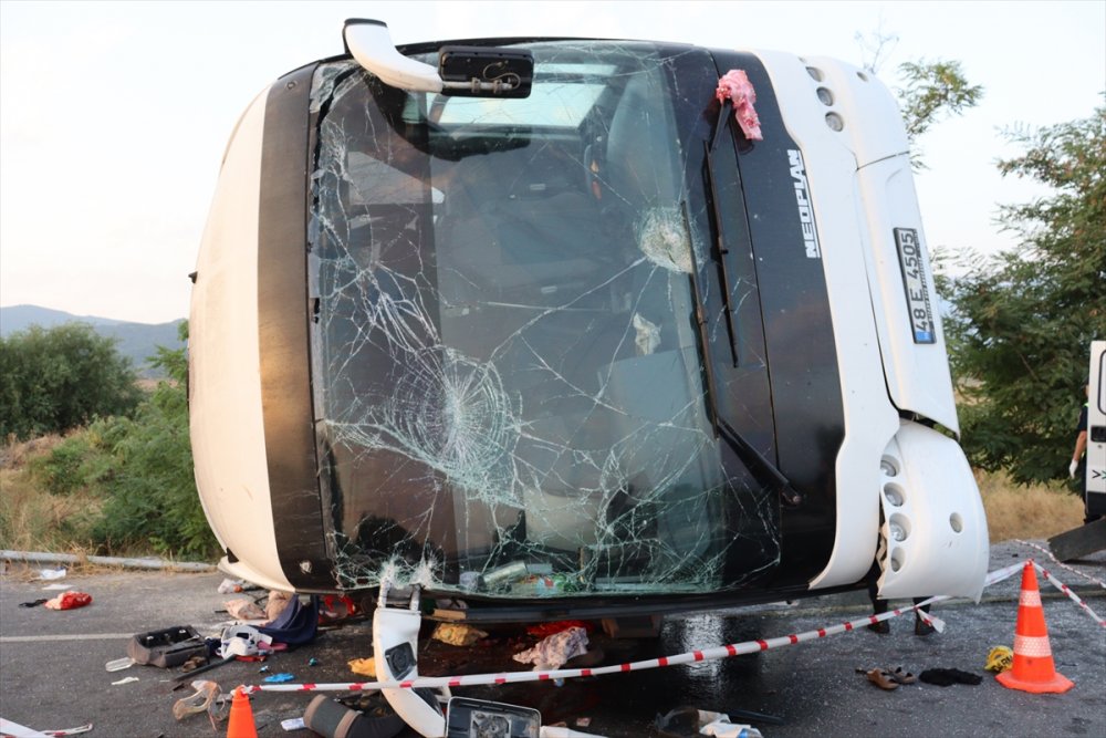 Denizli'de kum yüklü kamyonun çarptığı otobüsteki 6 kişi öldü