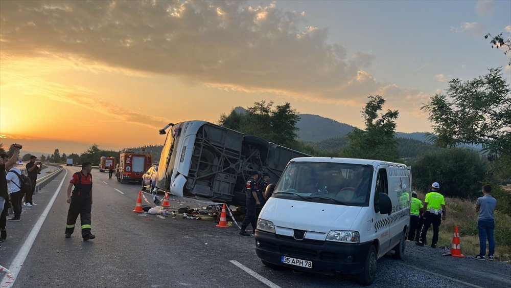 Denizli'de kum yüklü kamyonun çarptığı otobüsteki 6 kişi öldü