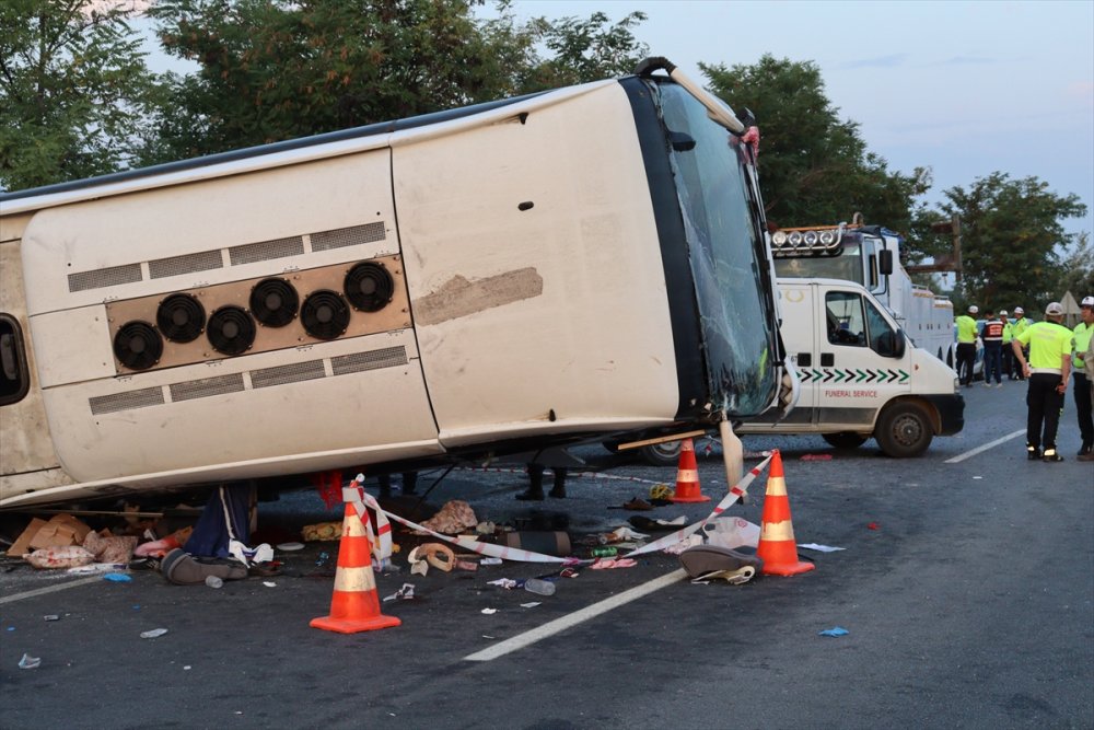 Denizli'de kum yüklü kamyonun çarptığı otobüsteki 6 kişi öldü