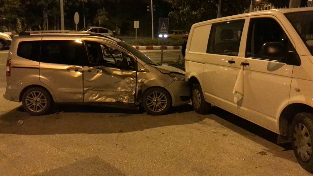 Bilecik'te motosikletle ticari araç çarpıştı, 1'i ağır 2 kişi yaralandı