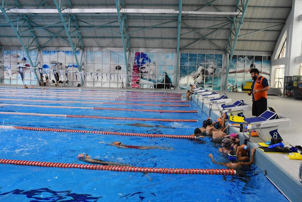 Genç yüzücüler, şampiyonluk için az boyu antrenman yaptı