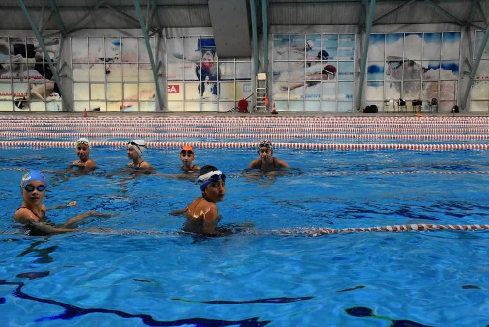 Genç yüzücüler, şampiyonluk için az boyu antrenman yaptı