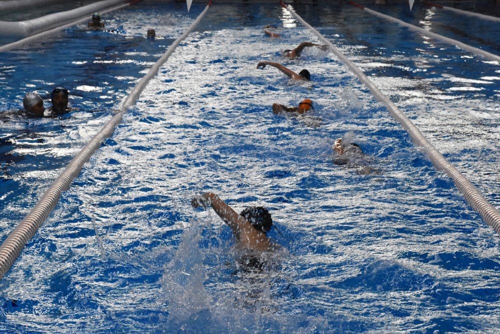 Genç yüzücüler, şampiyonluk için az boyu antrenman yaptı