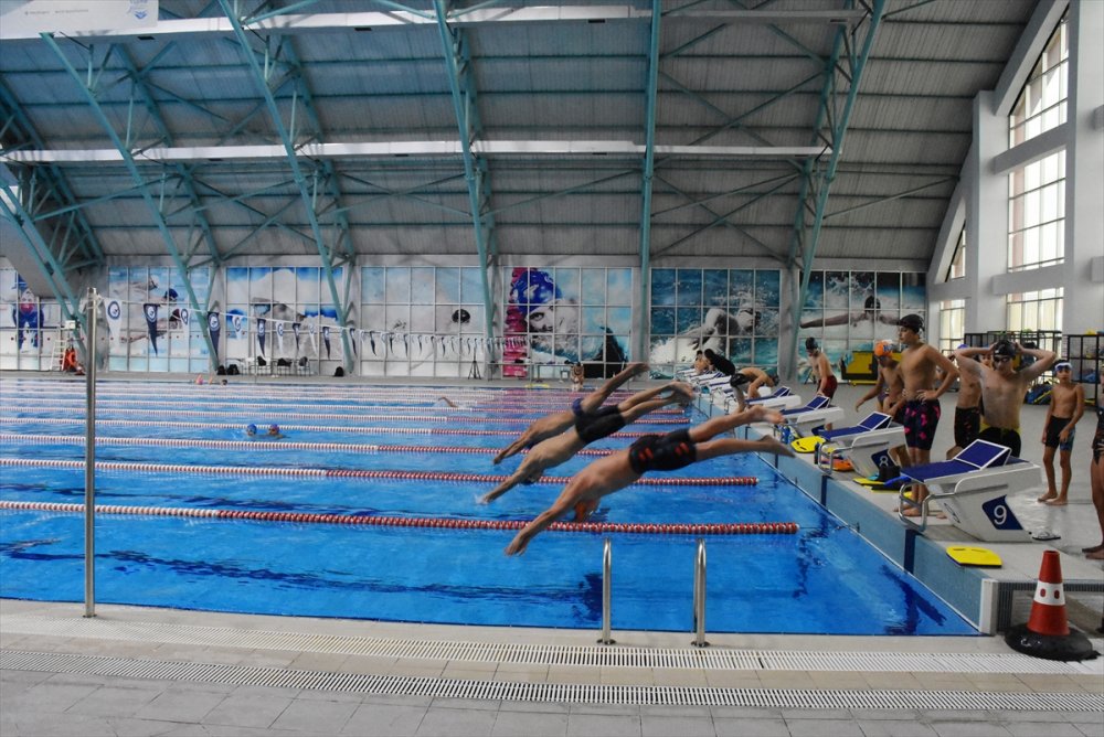 Genç yüzücüler, şampiyonluk için az boyu antrenman yaptı