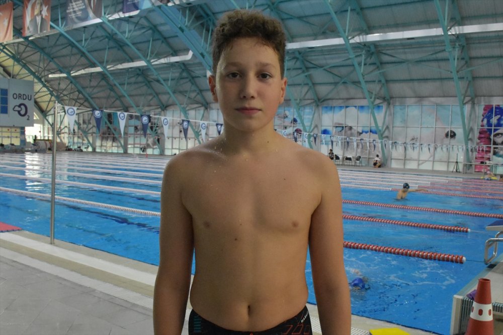 Genç yüzücüler, şampiyonluk için az boyu antrenman yaptı