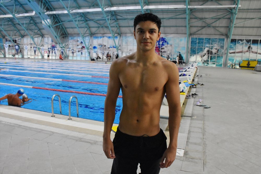 Genç yüzücüler, şampiyonluk için az boyu antrenman yaptı