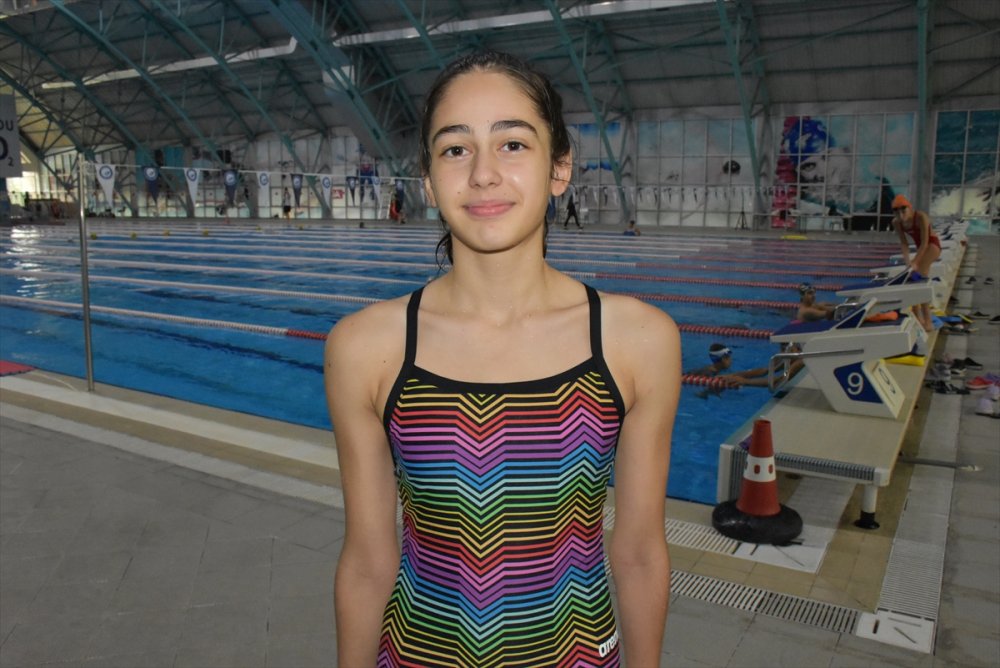 Genç yüzücüler, şampiyonluk için az boyu antrenman yaptı